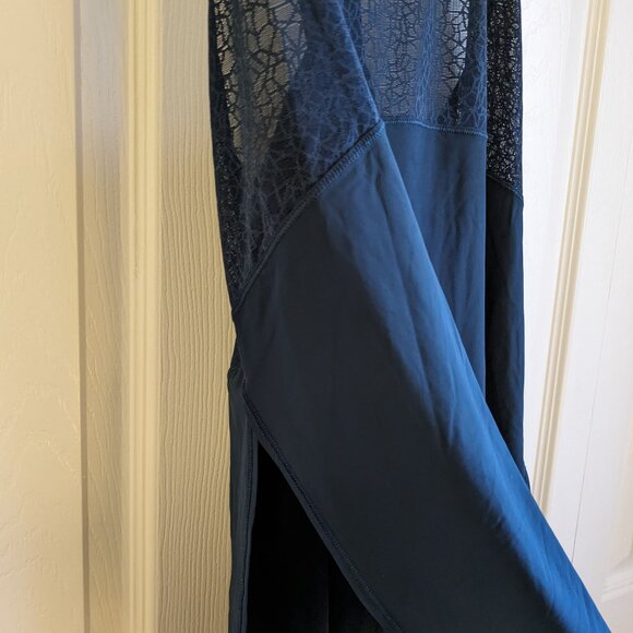 Lululemon Women’s Naval Blue Twist Train Singlet Tank Top Lace M/L Activewear - Picture 7 of 9